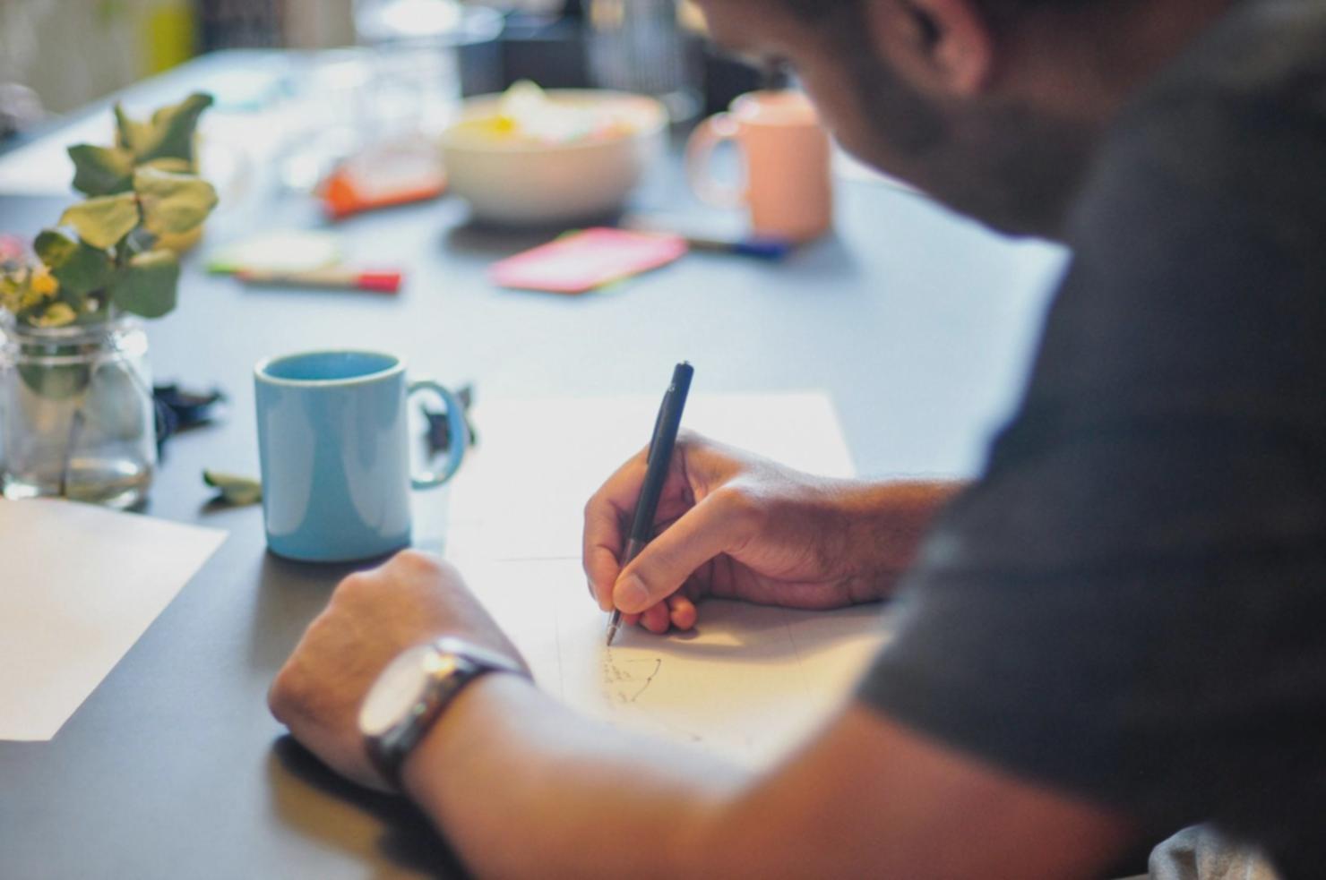 Sesión de formación en ética del coaching con profesionales desarrollando competencias colaborativas