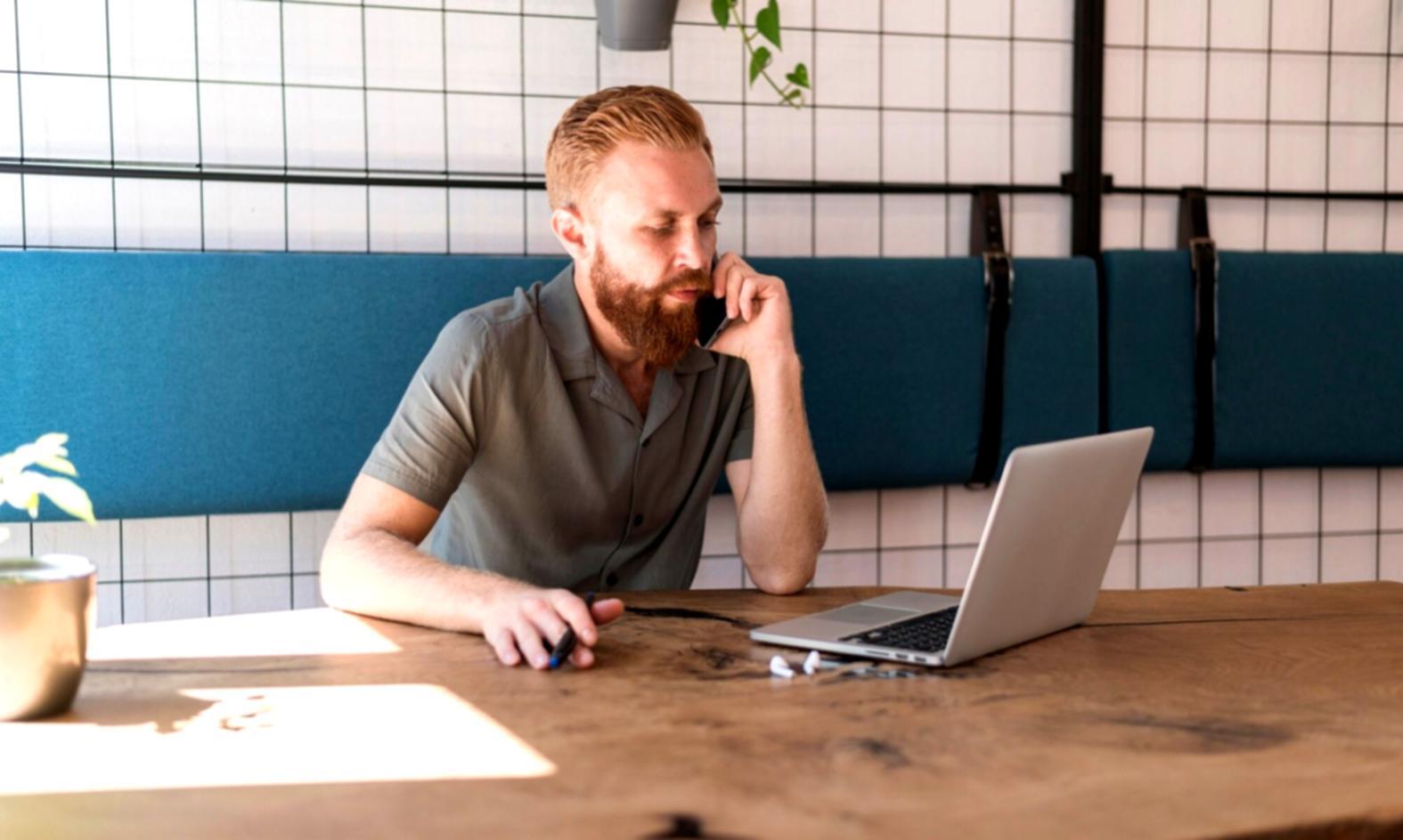 Profesionales del coaching trabajando en metodologías colaborativas y análisis de casos prácticos