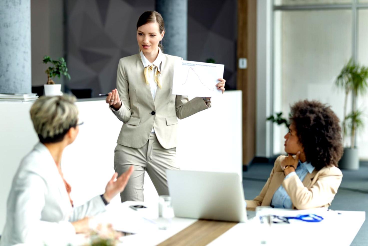 Ambiente colaborativo de formación con coaches participando en dinámicas de grupo